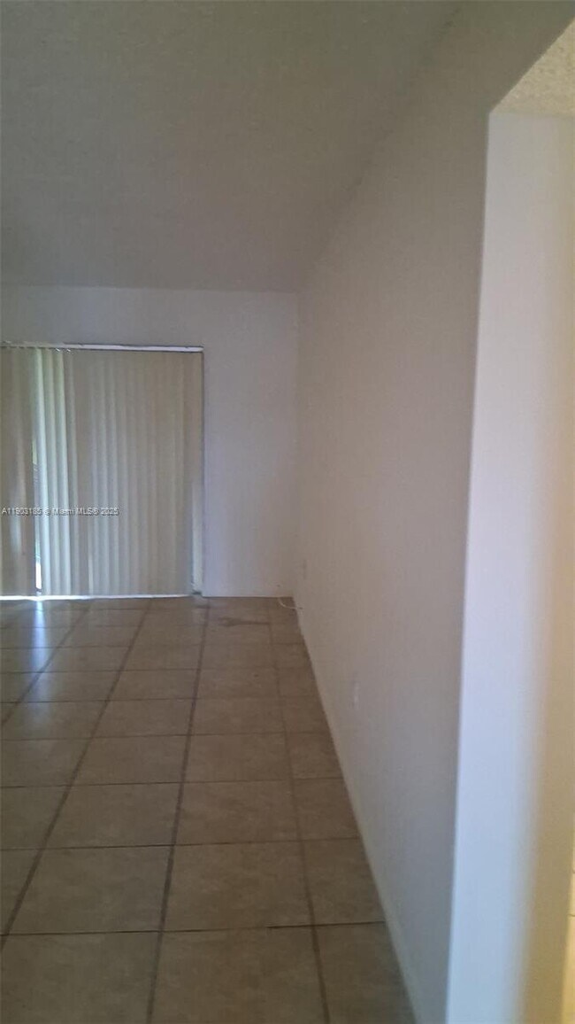 Photo - 650 NE 149th St Unidad 106F