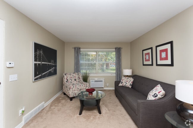 2BR, 1BA - 660 SF