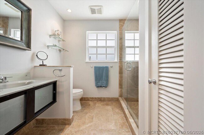 2201 N Lakeside Dr