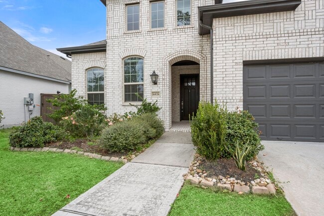 Photo - 16826 Beechwood Forest Way