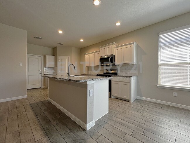 Photo - Crisp and Clean 4/2/2 in Boyd For Rent!