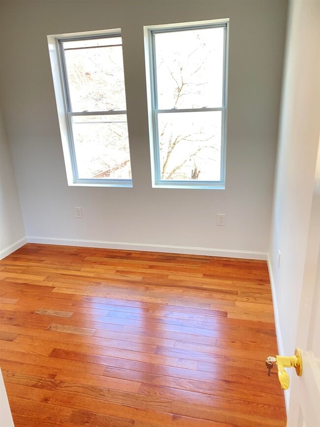 Photo - 1008 74th St