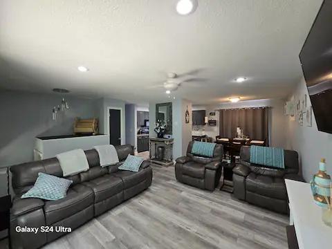 Photo - 25 Dodder Ln SW