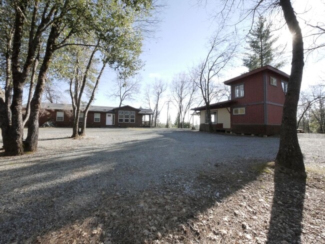 Photo - 916 Simpson Rd