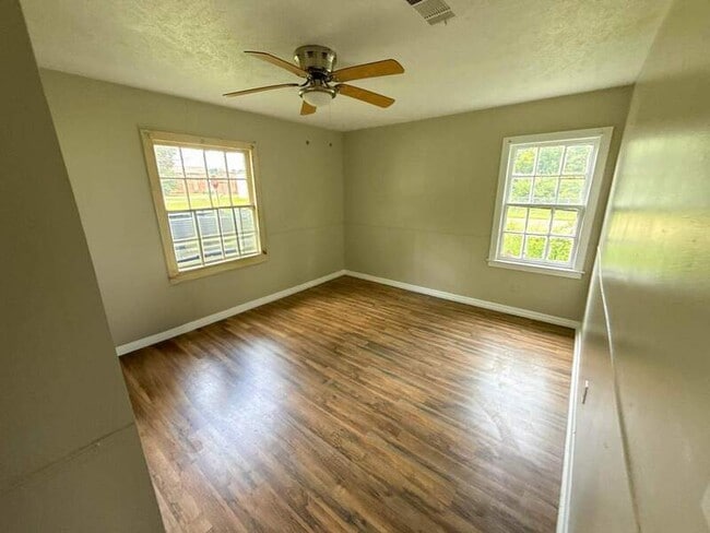 Photo - 402 Willaman St