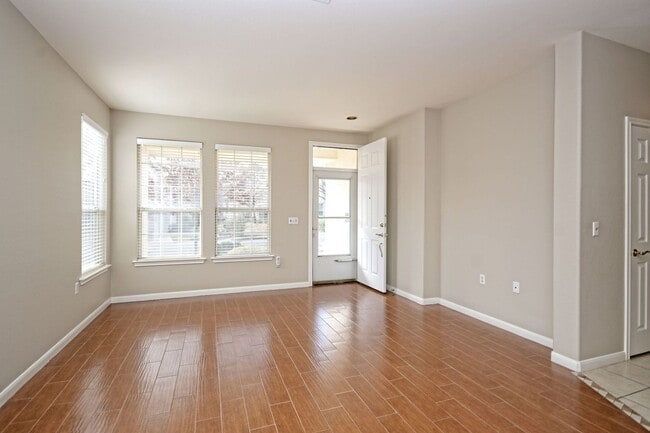 Photo - 106 Sunflower St