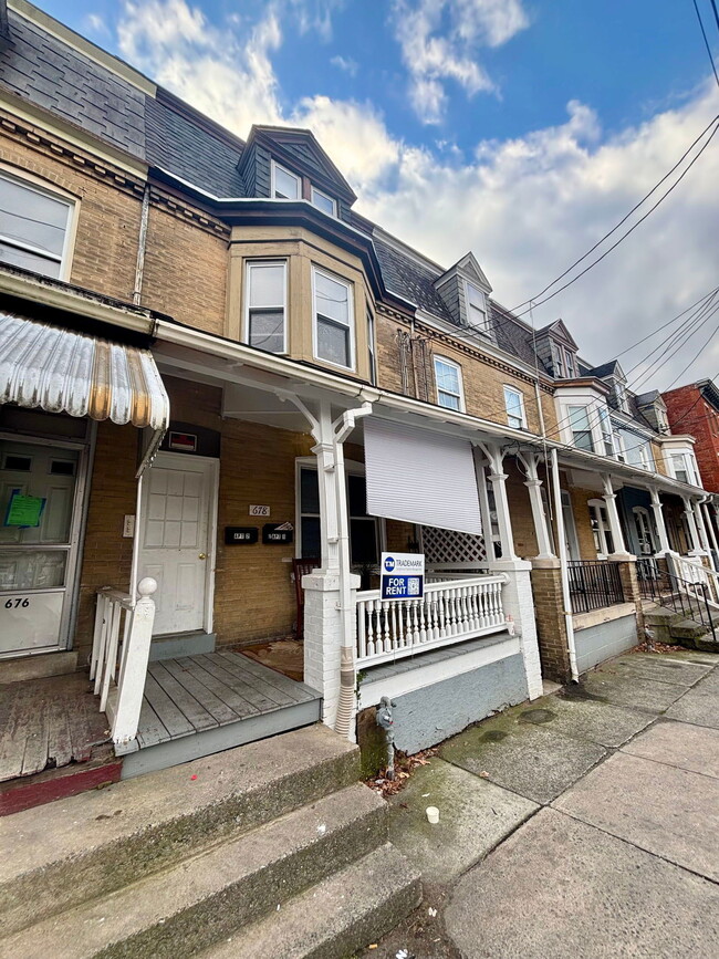 Building Photo - 678 Columbia Ave Unit 1