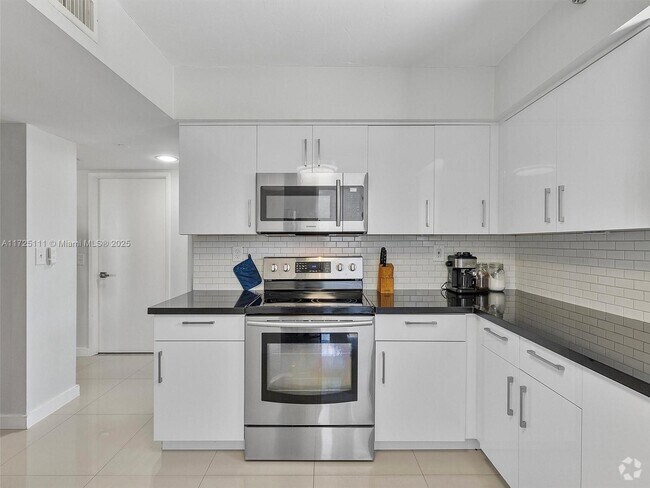 Building Photo - 3300 NE 191st St Unit 701 Rental