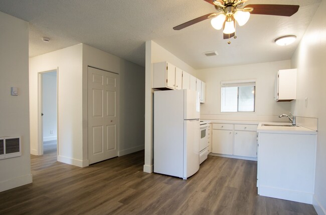 Photo - FREE RENT: Nicely Updated Top Floor Corner 2-Bdr Near OHSU w/Private Balcony! Unit 301