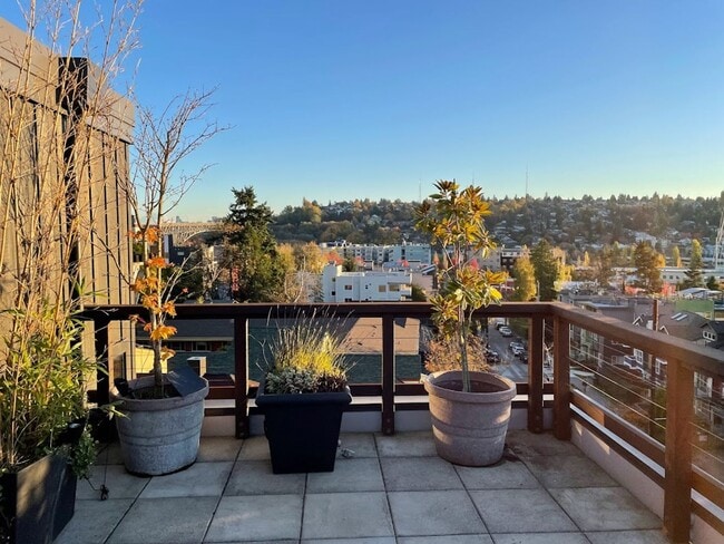 Building Photo - One of Kind Fremont Townhouse available now for $5450!!
