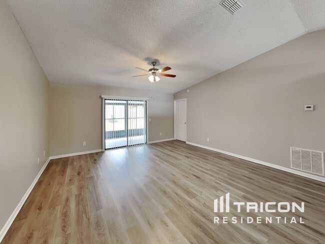 Photo - 461 Taylorville St