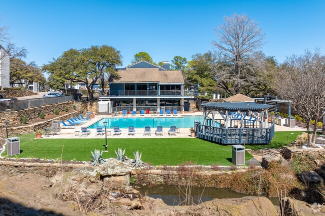Piscina inspirada en un resort - Las Colinas Heights