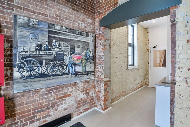Photo - Modern Luxury Living in Downtown Orillia - Historic Firehall Lofts (w/ free parking available) Unité 102