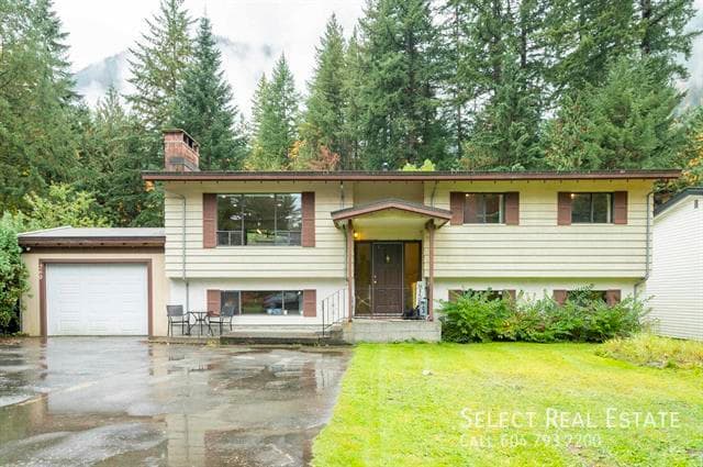 Building Photo - 260 Robertson Crescent