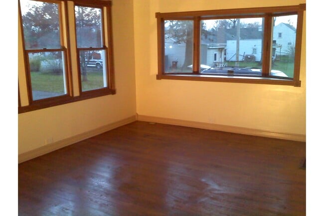 Photo - 710 W Robb Ave