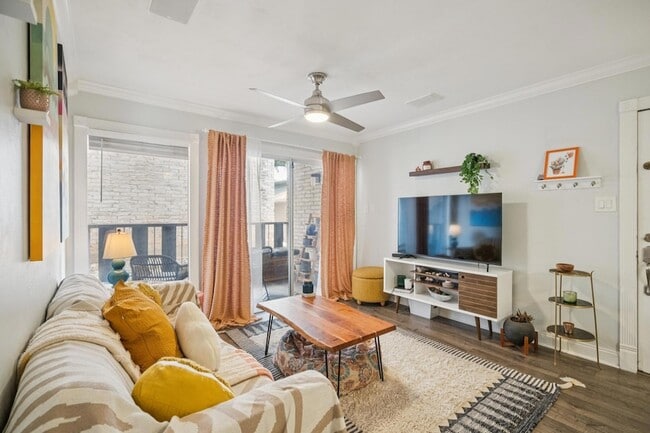 Building Photo - 1304 Summit St Unit 107