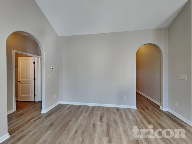 Photo - 1862 Camelot Dr