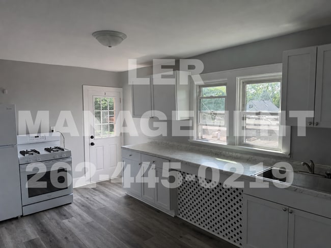 Building Photo - 3305 60th St Unit 3 upper
