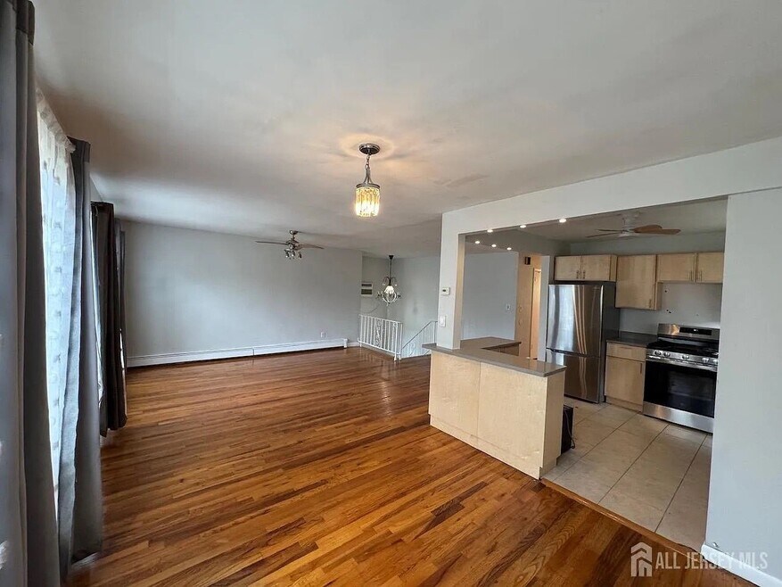 1038 Kingsland Ln
