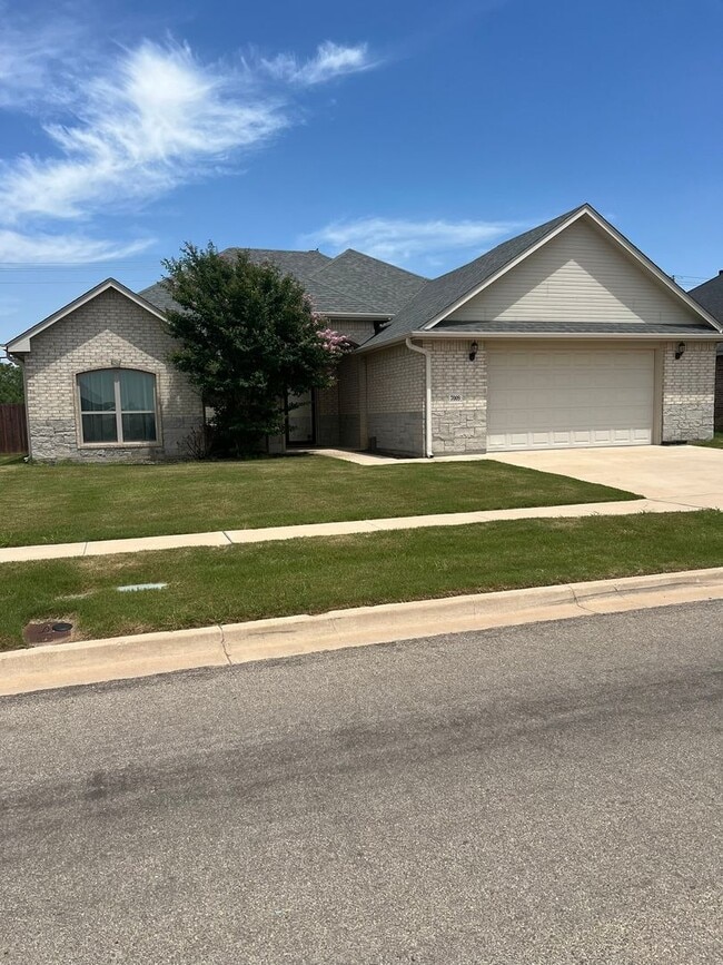 Photo - Spacious Family Room Great Location