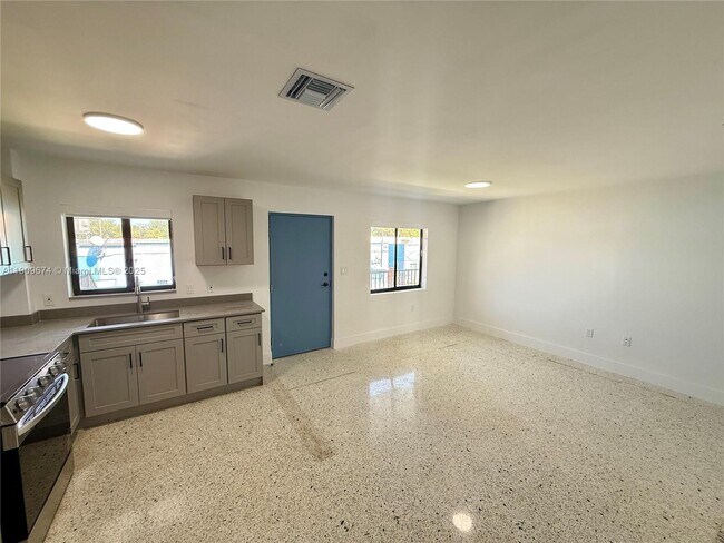 Photo - 180 NE 57th St Unidad 11