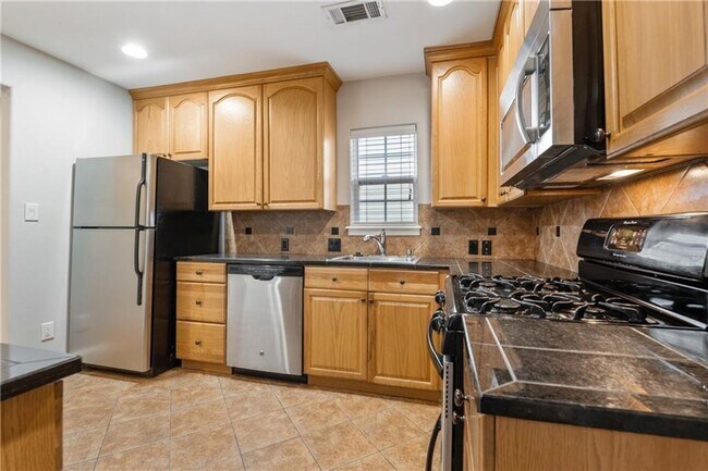 Photo - 714 E 45th St Unidad 714 E 45th St