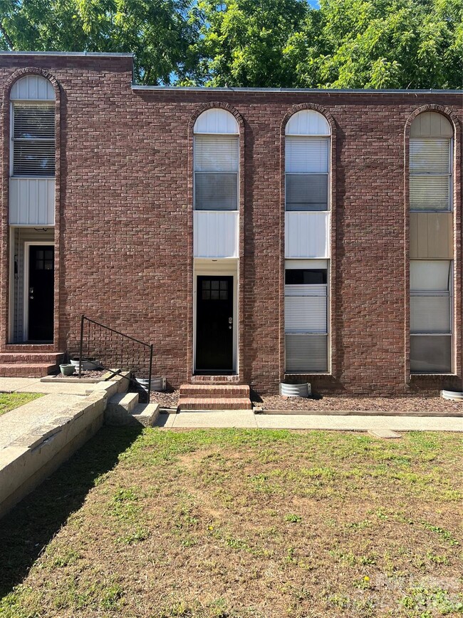 Building Photo - 407 S Chester St