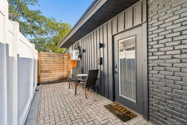 Building Photo - Gorgeous FULLY FURNISHED 1 Bedroom/1 Bath apartment with private entrance, in Winter Park