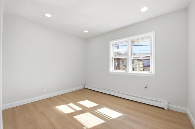 Photo - 139 W 51st St