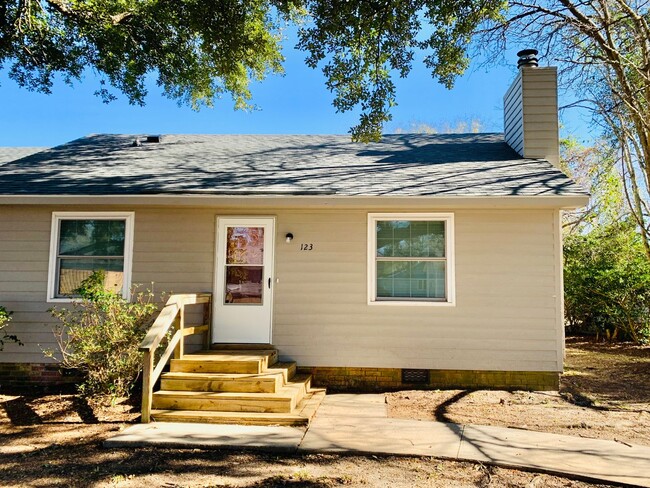 Renovated 2BR/1BA + Covered Deck, Fenced Y... - Renovated 2BR/1BA + Covered Deck, Fenced Y... House