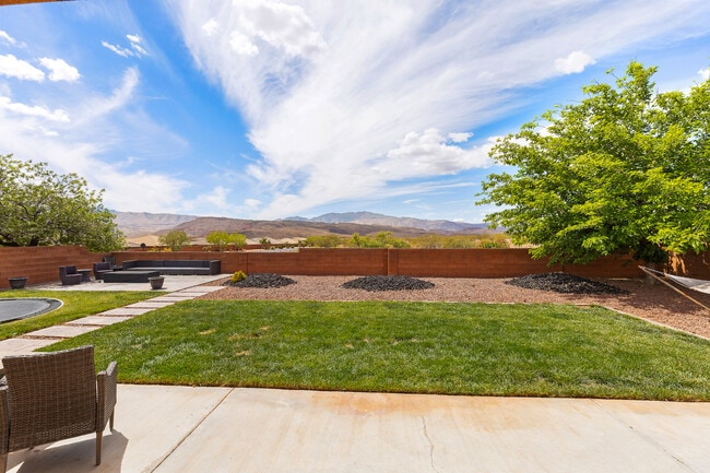 225 N Falcon Ct