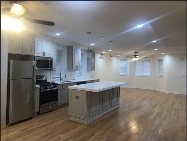 Building Photo - 2505 N Hamlin Ave Rental