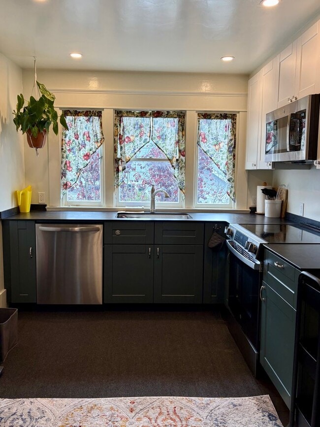 Building Photo - Furnished 2 bedroom Craftsman Apartment