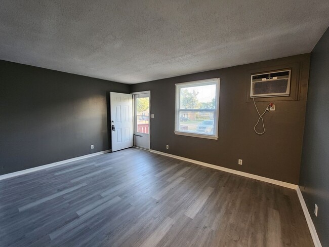 Building Photo - 108 Tandy Dr Unit B Rental