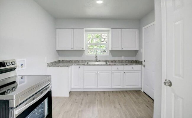 Photo - 5123 Peachtree St
