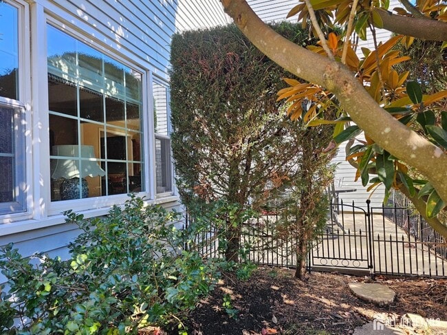 Photo - 663 Yorktown Ln Unidad C