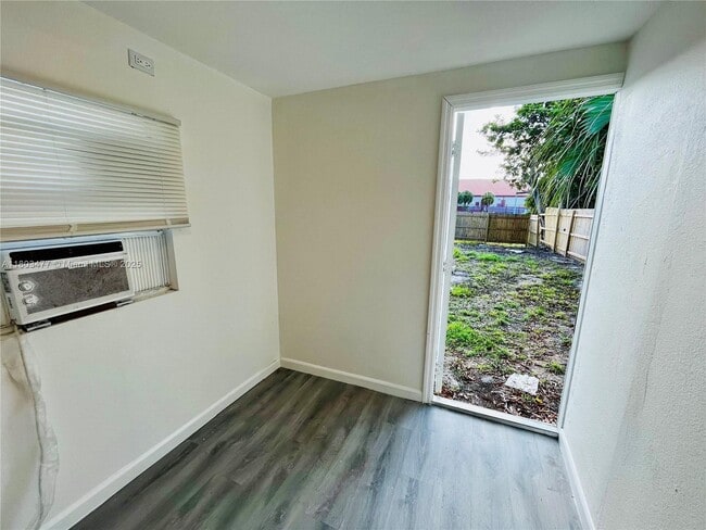 Photo - 1927 Windsor Ave Unit 1927