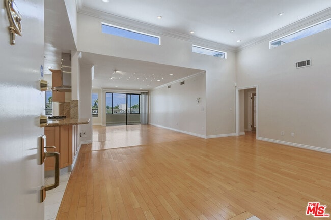 4443 Ventura Canyon Ave Unidad 304
