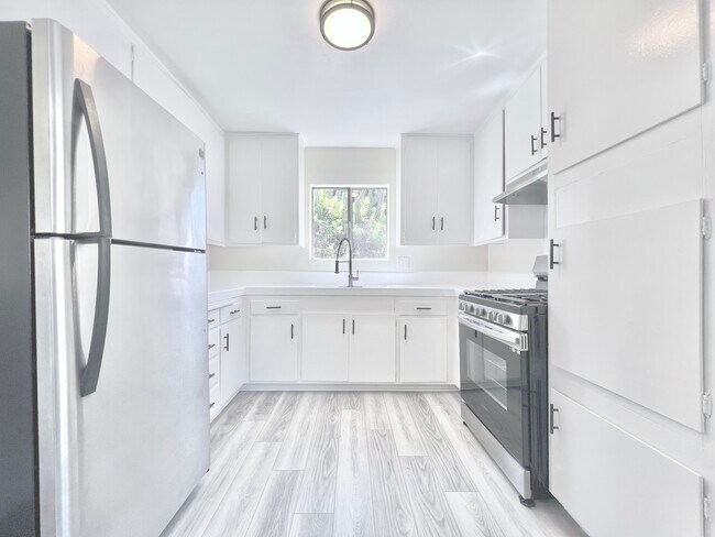 Photo - 10860 Blix St