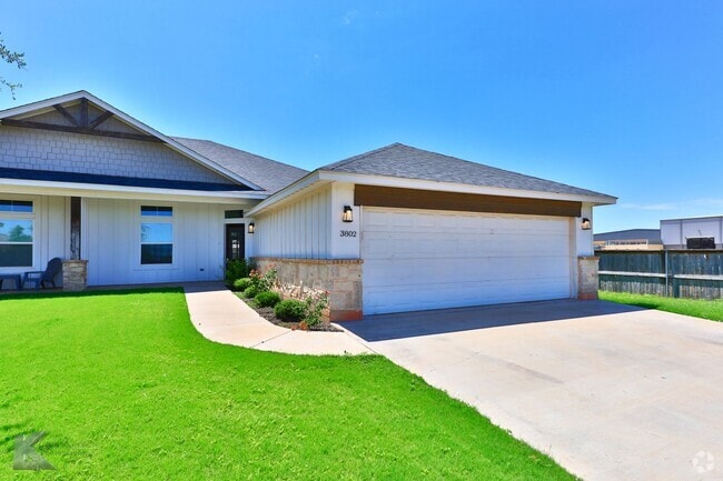 Building Photo - 3/2/2 duplex!  NEWLY UPDATED! Rental