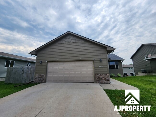 Building Photo - 4/1 Available near the new jefferson highs... Rental