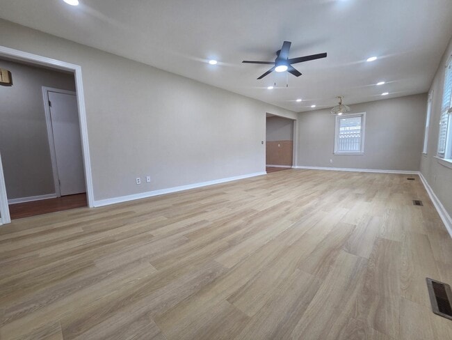 Photo - 808 Sunny Ln
