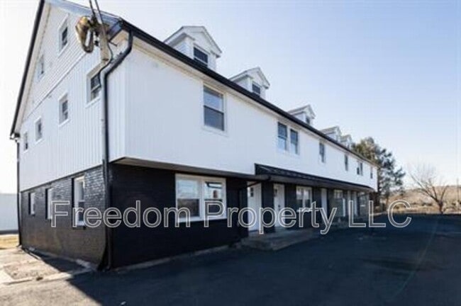 Building Photo - 28 Aircraft Rd Unit J