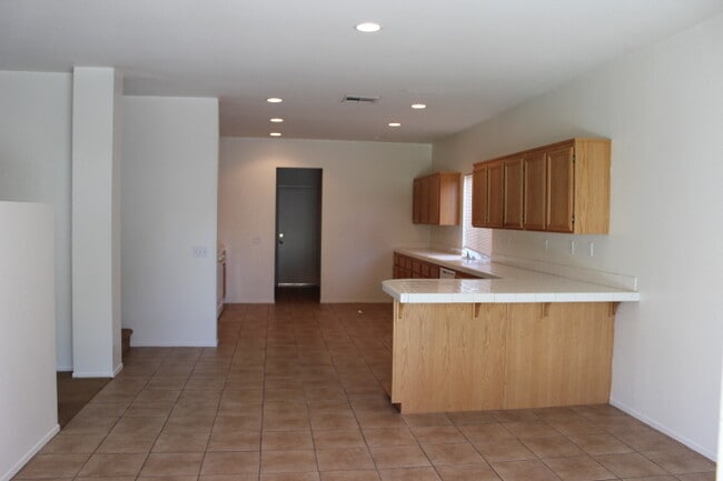 Photo - BEAUTIFUL LARGE 5 Bedrooms, 2.75 Bathrooms Home
