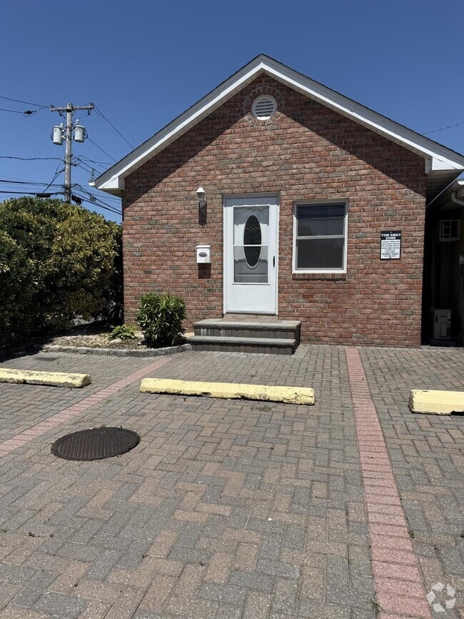 Building Photo - 355 Bayville Ave Rental