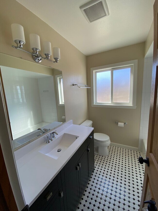 Photo - Remodeled 3 Bedroom 1.5 Bath Townhome with Full Basement Unidad 1900