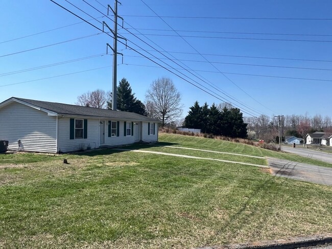 Building Photo - 155 Tamarack Dr Unit 155 Tamarack Dr  3 Rental