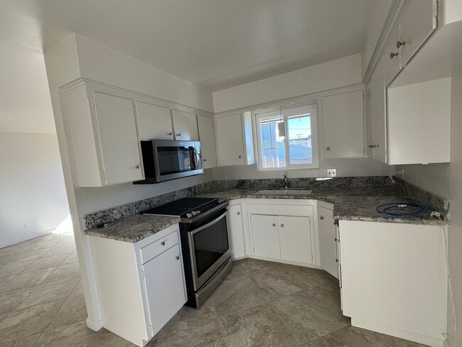 Photo - 2700 Hemlock Ave