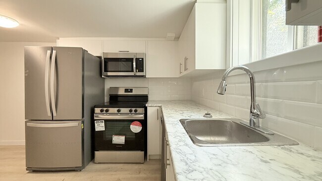 Building Photo - 103 King Edward Ave Unit 6