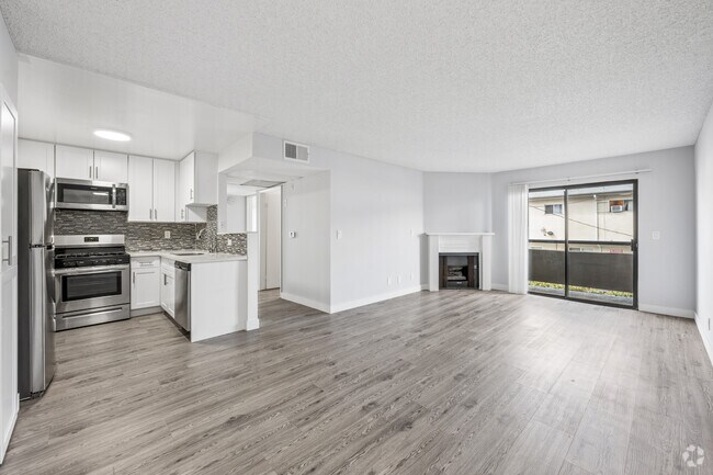 2BR, 2BA - 800SF - Living Room